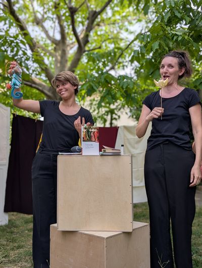 Les comédiennes de Dame ! faisant du théâtre d’objets