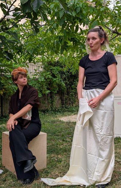 Les comédiennes de Dame ! jouant un extrait d’une pièce classique