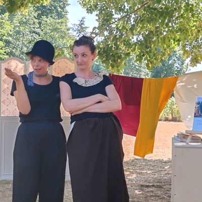 Les comédiennes de Dame ! jouant un extrait de La Place Royale de Corneille