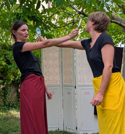 Les comédiennes de Dame ! jouant une dispute issue d’une pièce classique