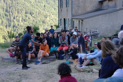 Le spectacle Le Sens de la Pente en résidence à la Tour de Borne