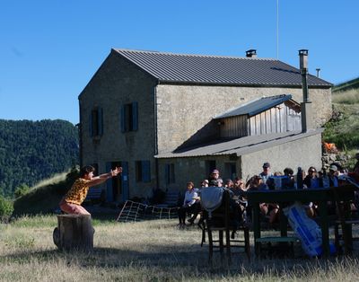 Le spectacle Le Sens de la Pente en résidence à la Tour de Borne